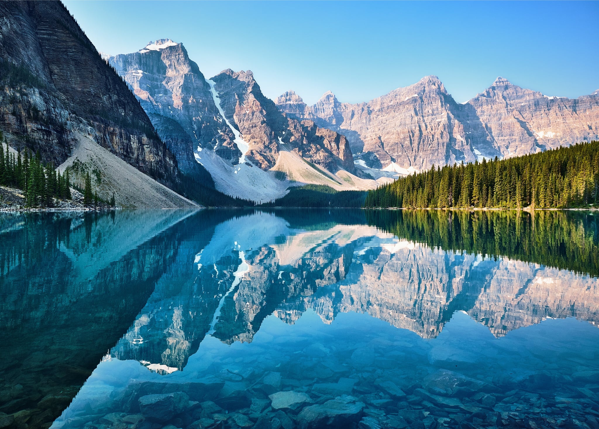 Le lac Moraine et les sommets des Rocheuses, dans le parc national Banff