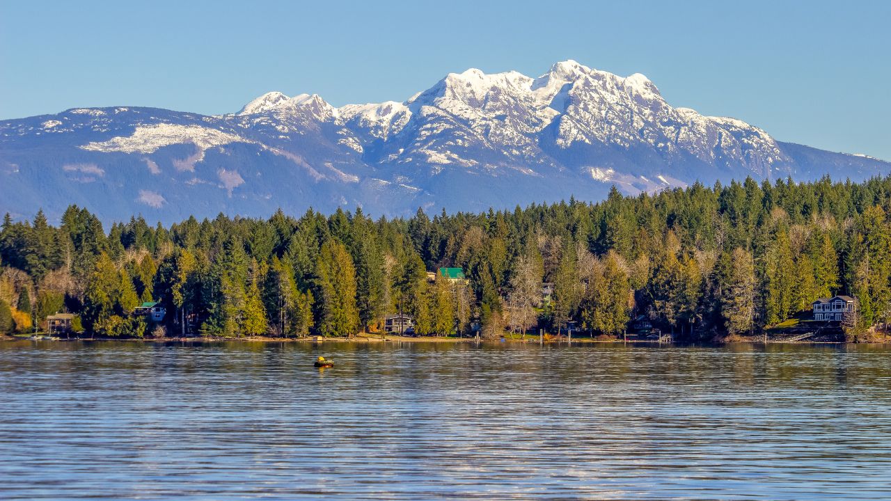 Le lac Sproat, près de Port Alberni : la rive boisée et le mont Arrowsmith enneigé