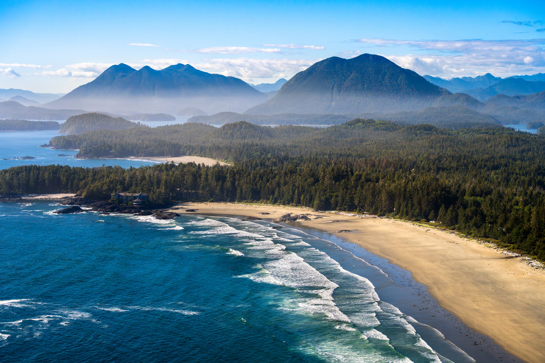 La côte du Pacifique près de Tofino : plage de sable, vagues et forêt