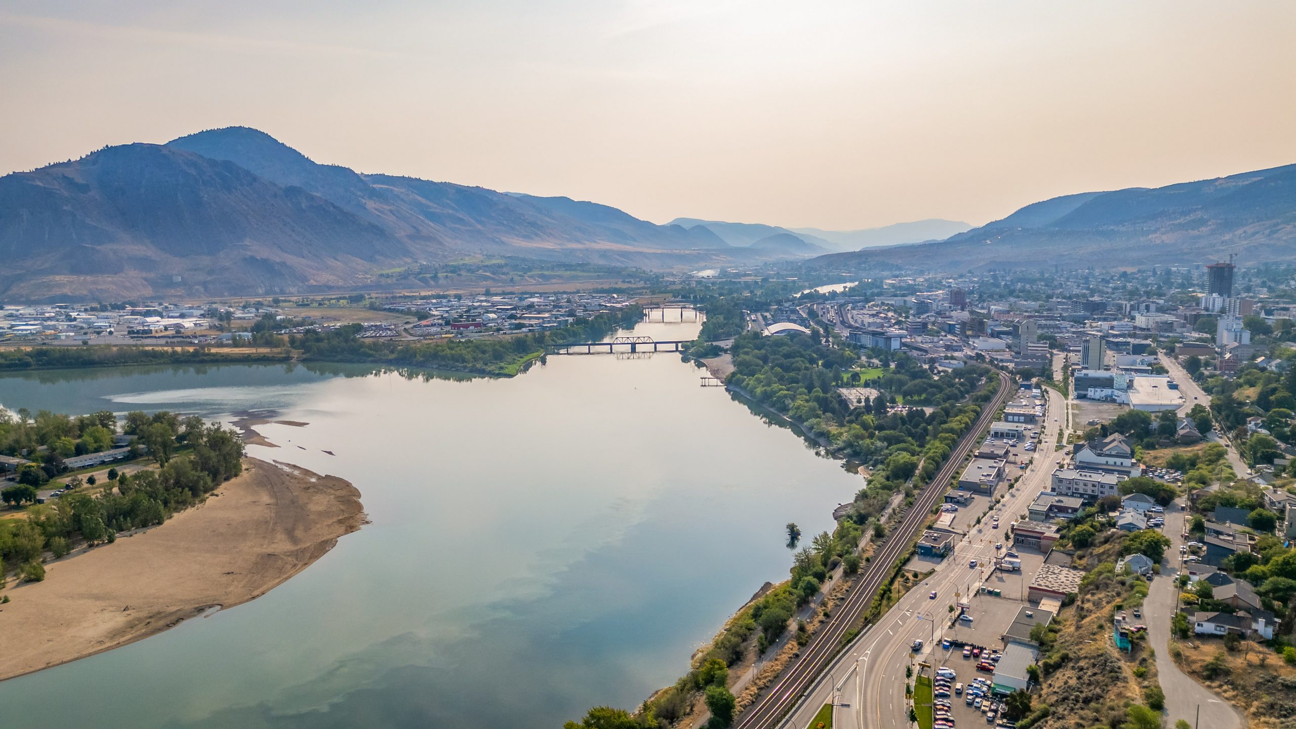 Kamloops vue d’en haut : la rivière Thompson, les ponts et les collines arides