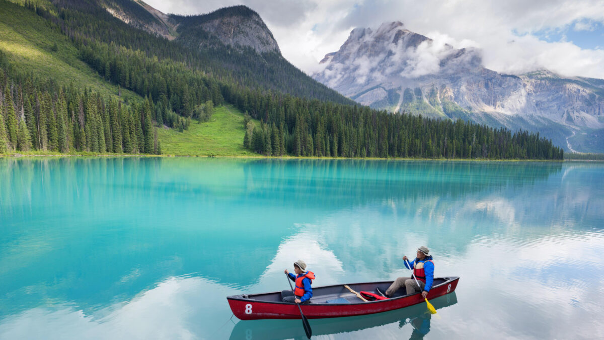 Le lac Emerald, dans le parc Yoho : un canot sur l’eau turquoise, la forêt et les sommets
