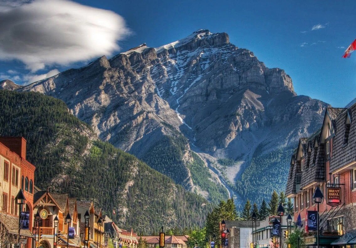 L’avenue Banff, ses boutiques et le mont Cascade au bout de la rue