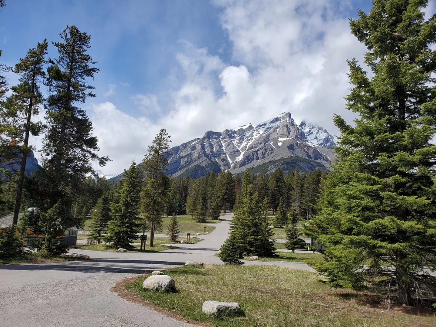 Les boucles du camping Village, à Tunnel Mountain : des emplacements en file le long des routes du camping, devant le mont Cascade