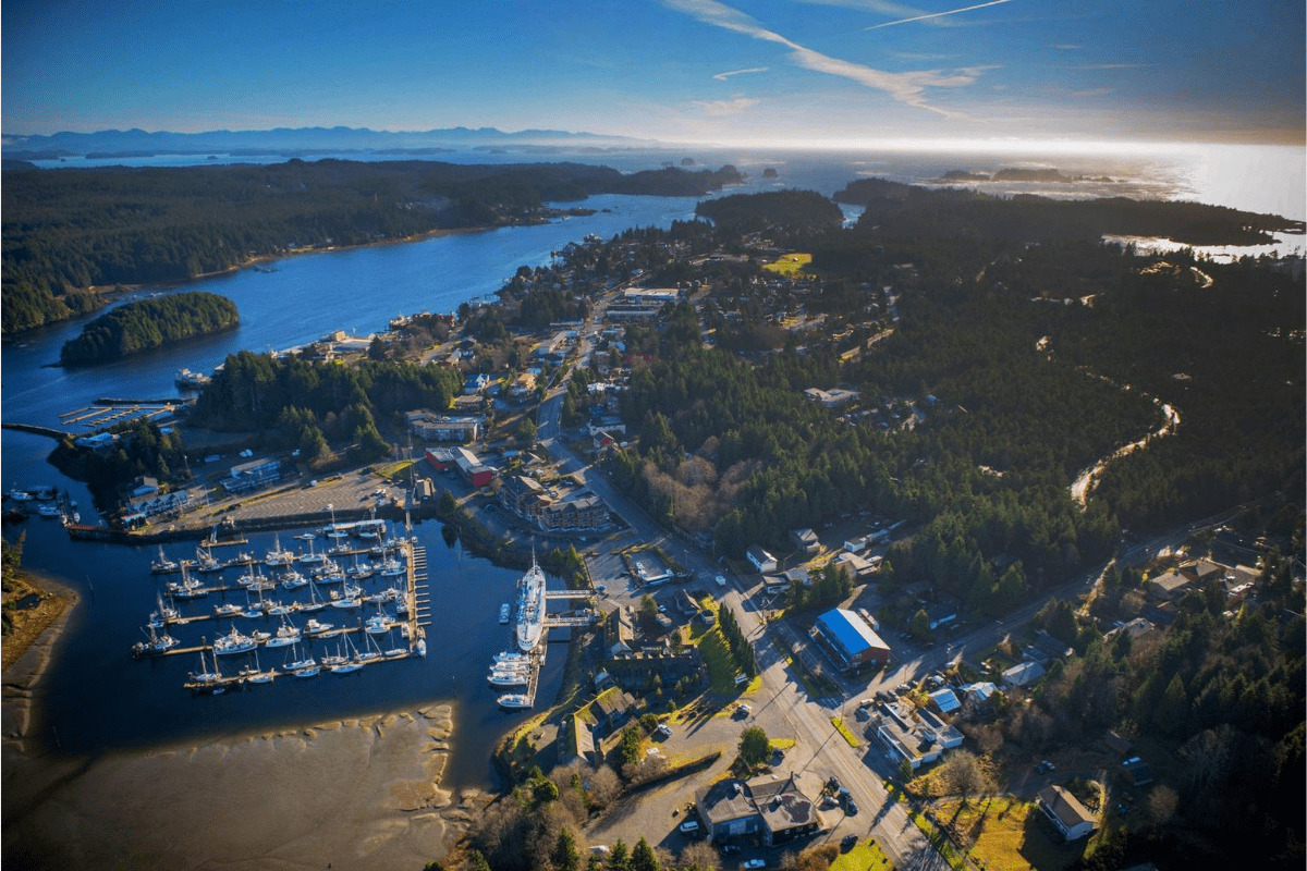 Ucluelet vue d’en haut : le port de pêche et la marina, les rues et les hébergements du village entre l’inlet et l’océan