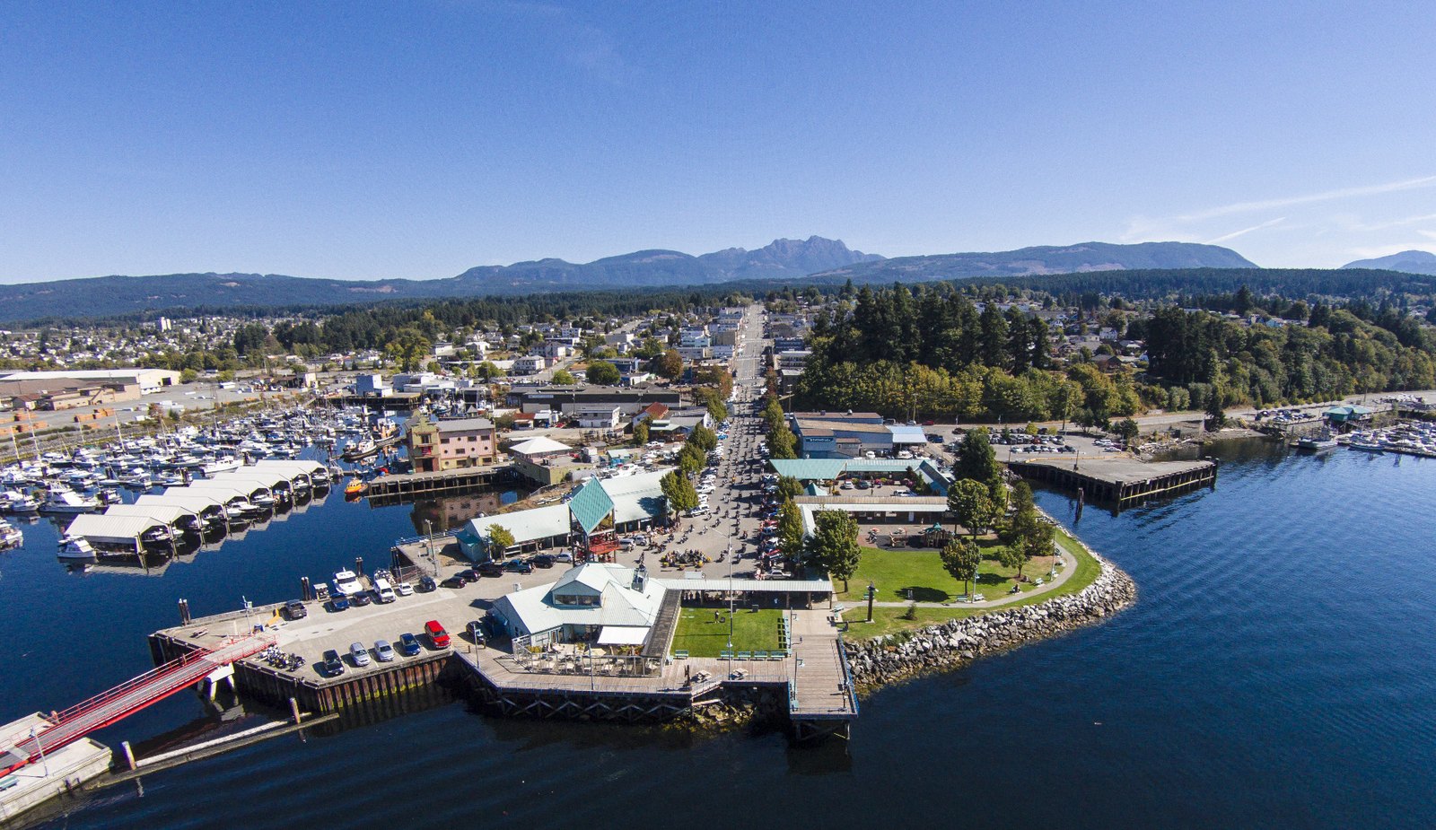 Port Alberni vue d’en haut : le quai Harbour Quay, la marina et les rues de la ville au bout de l’inlet Alberni, le mont Arrowsmith au fond