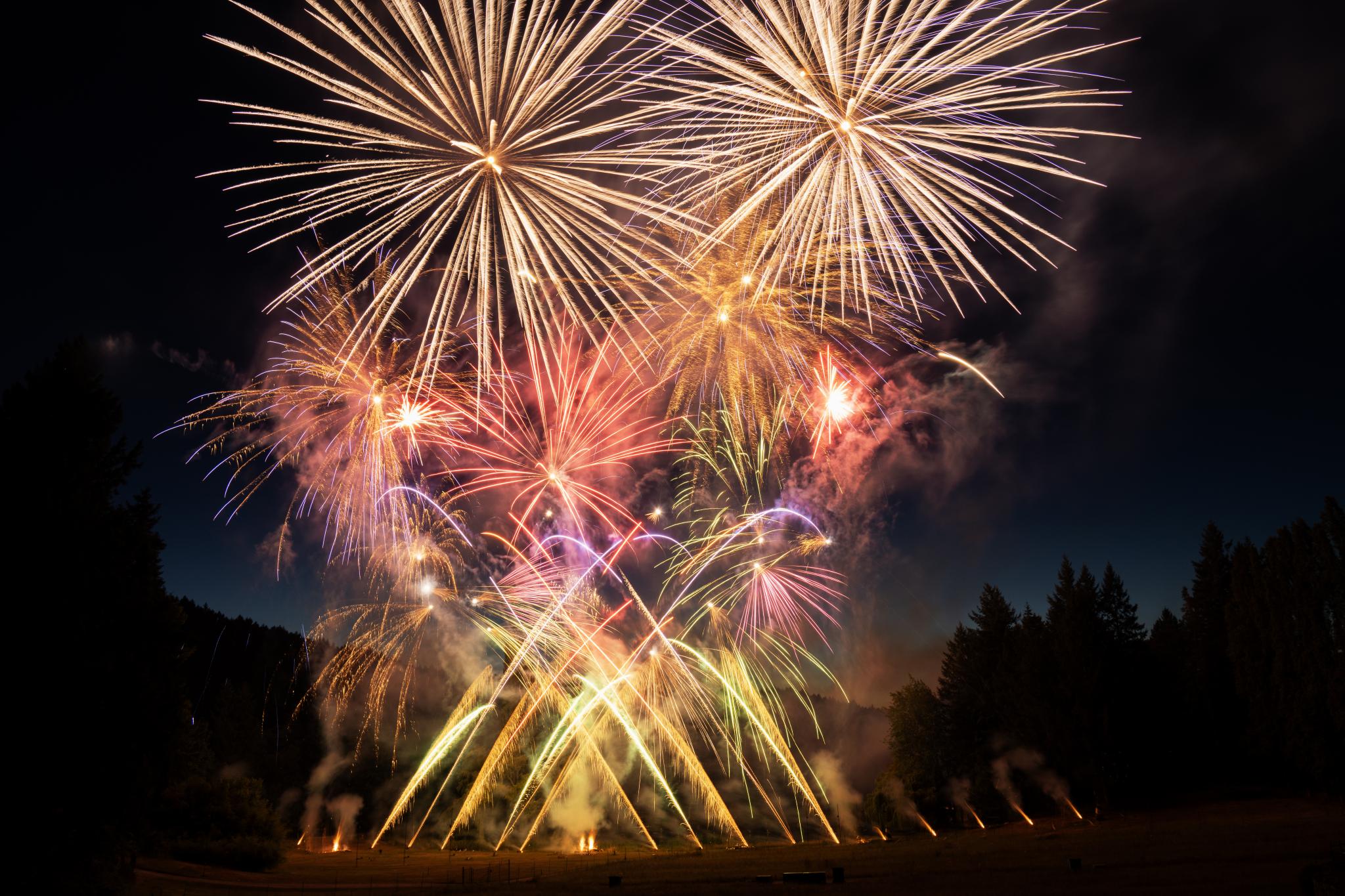Les feux d’artifice du samedi soir au-dessus des jardins Butchart, en été : un grand spectacle pyrotechnique synchronisé
